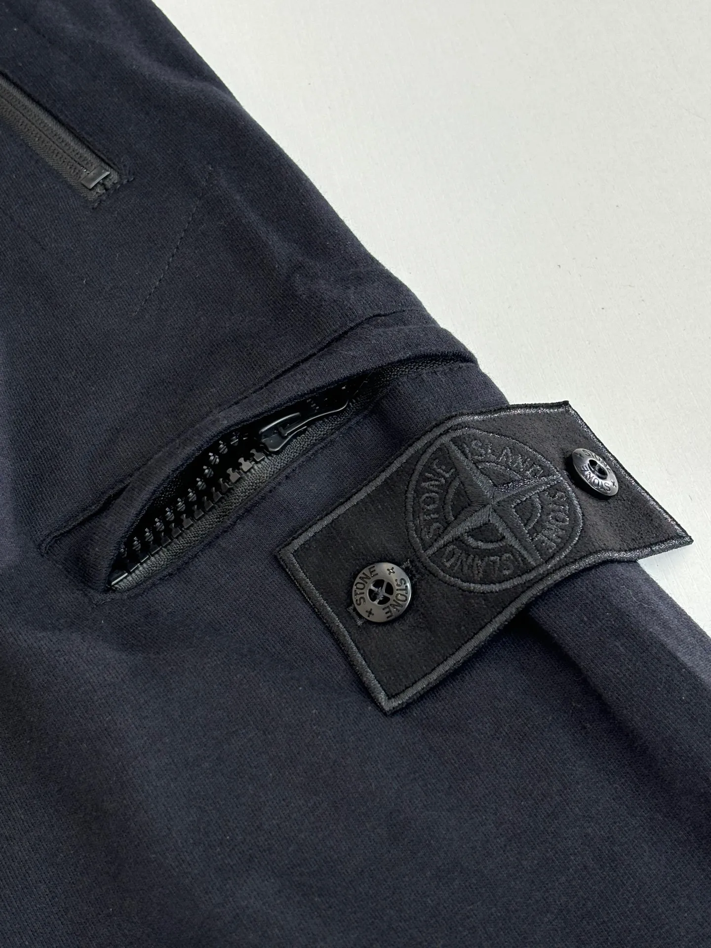P410 STONE ISLAN*/Stone Island 25FW new organic cotton elastic waist brushed plus velvet sweatpants. Elastic waistband, equipped with invisible drawstring, easy to adjust the size of the pants. Standing hand pockets and back snap patch pocket design. There is a removable ST green badge on the outer seam. The trouser legs are elastic cuffs. The loose fit is nice and casual, and the fabric is comfortable and soft.  Size：S/M/L/XL
